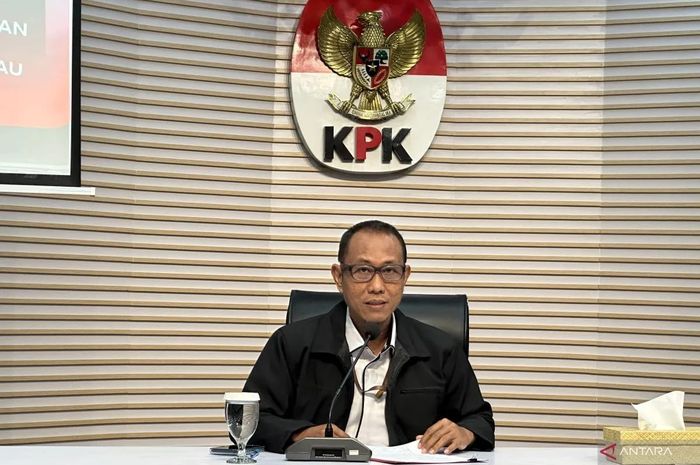 Pelaksana Tugas Direktur Penyidikan Komisi Pemberantasan Korupsi Achmad Taufik Husein memberikan keterangan di Gedung Merah Putih KPK, Jakarta, Rabu, 1 Juli 2026