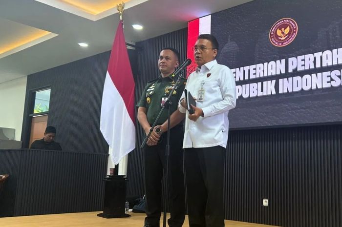 Juru Bicara Satgas PKH Ambarita Simanjuntak (kanan) dalam konferensi pers usai rapat di Jakarta, Senin, 13 Juli 2026. 
