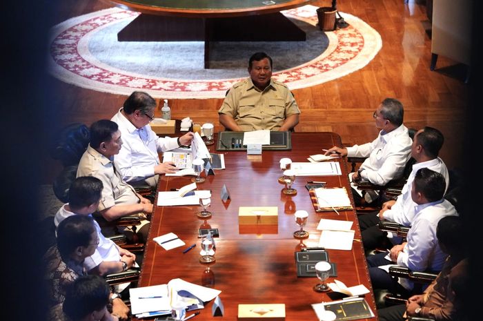 Presiden Prabowo Subianto memimpin rapat terbatas terkait kebijakan harga khusus BBM bagi nelayan di Padepokan Garuda Yaksa, Bogor
