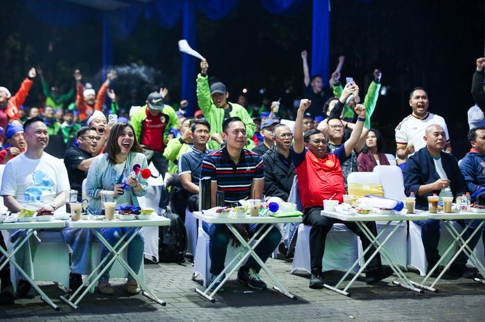 Ketua Umum Partai Demokrat Agus Harimurti Yudhoyono (AHY) saat nobar Piala Dunia 2026 dengan driver ojol. 