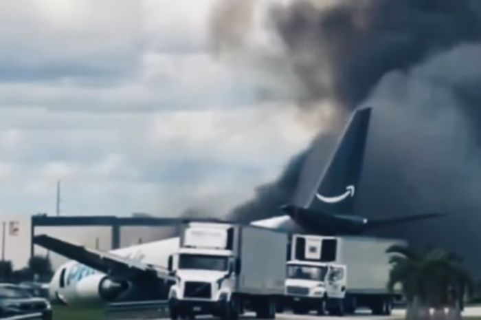 Miami Airport Plane and Car Crash Fire Kills 5