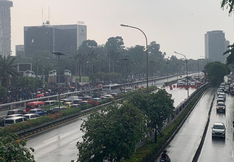 Prakiraan Cuaca Jakarta Kamis: Hujan Ringan Berpotensi Guyur Siang hingga Sore Hari