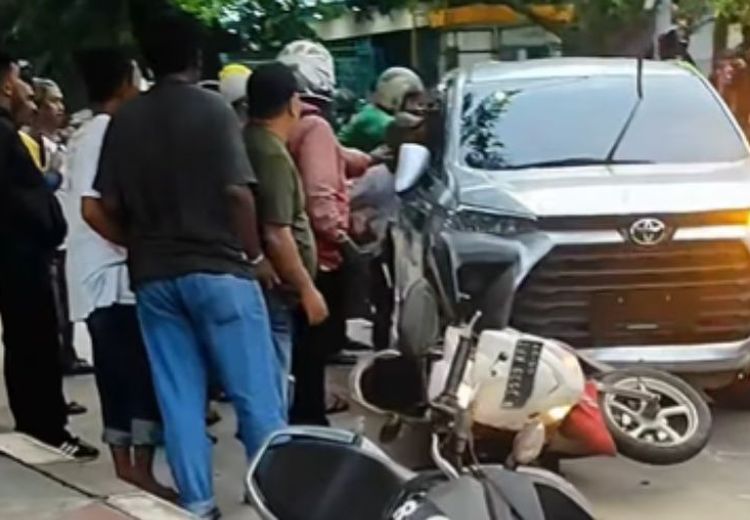 Sebuah Mobil Diamuk Massa di Pintu Keluar Ruko Bekasi Mas