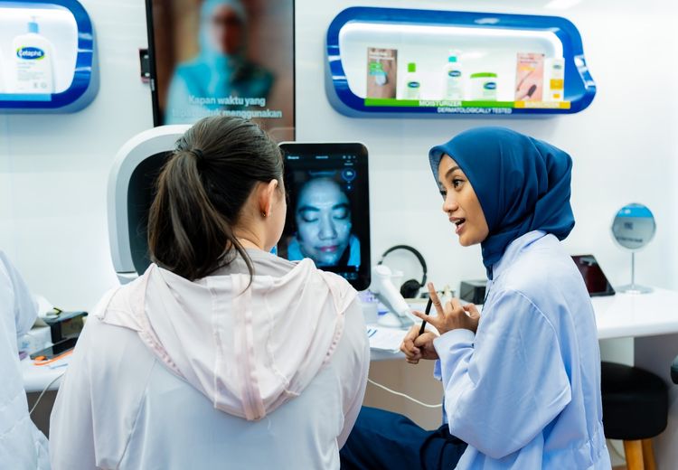 Edukasi Kulit Sensitif Secara Langsung, Cetaphil Derm On Tour Hadir Menjangkau Warga Jakarta Lewat Konsep Mobile Van