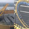 Ngeri, Roller Coaster Mendadak Macet di Tengah Lintasan