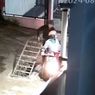 2 Pria Terekam CCTV Curi Besi Penutup Saluran Gorong-gorong di Depok