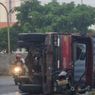 Truk Terbalik di Jalan Lodan Pademangan, Diduga Sopir Hilang Kendali