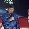 Momen Nurdin Tampubolon Bersama Keluarga Besar NT Corp Berikan Ulos ke Hashim Djojohadikusumo di NTV CEO Award 2024