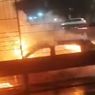 VIDEO: Minibus Terbakar di Tol Jakarta-Merak