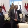 Momen Hangat Bill Gates Beri Hadiah untuk Bobby Kertanegara