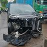 Kecelakaan Tunggal di Depan Halte Tanjung Duren, Mobil Tabrak Pembatas Jalan