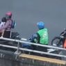 Momen Driver Ojol Bantu Ibu Bawa Anak Kesulitan di Flyover, Tukar Motor hingga Dorong Kendaraan