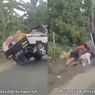 Pickup Terbalik di Tikungan Tajam saat Angkut Emak-emak, Sopir Malah Santai Merokok