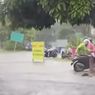 Motor Mogok Nekat Terjang Banjir di Kawasan Kemang Pratama