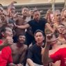 Gibran Nonton Panjat Pinang 17-an di Kalimalang, Berbaur Bareng Warga hingga Foto Bersama