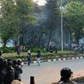 Polisi Tembakkan Gas Air Mata untuk Bubarkan Massa di Senayan