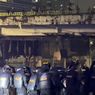 Massa Aksi Bertahan di Pejompongan, Polisi Masih Cari Cara Membubarkan