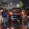 Momen Menegangkan Mobil Lurah di Jaksel Diamuk Massa Demo DPR