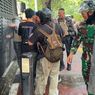 Polisi Bantu Para Wartawan Redakan Perih Gas Air Mata saat Demo DPR