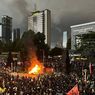 Massa Bakar Ban dan Rusak Fasilitas di Depan Polda Metro Jaya