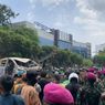 Momen TNI Evakuasi Mobil Sipil yang Dibakar Saat Aksi Massa di Kwitang