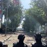 Massa Lempari Petugas di Depan Mako Brimob Kwitang