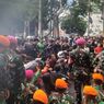 TNI Duduk di Jalan, Dengarkan Aspirasi Demonstran di Kwitang