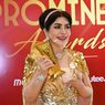 Terima Prominent Award Prof Deby Vinski Gunakan Gaun Vintage Kate Middleton