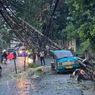 Angkot Ringsek Tertimpa Pohon Tumbang di Pondok Labu