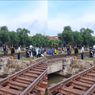 Mobil Warga Jakarta Dihantam Kereta Sampai Ringsek di Indramayu
