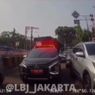 Viral Mobil Dinas Pelat Merah Nyalakan Strobo Saat Terobos Macet di Manggarai