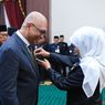 Ketua Umum PWI Pusat Akhmad Munir Raih Lencana Kehormatan “Jer Basuki Mawa Beya” dari Gubernur Jawa Timur