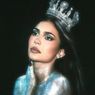 Kylie Jenner Pakai Mahkota Rancangan Desainer Rinaldy Yunardi