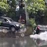 Detik-detik Mobil Hitam Nyemplung ke Kali saat Proses Derek