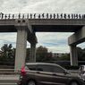 LRT Jabodebek Alami Gangguan, Penumpang Jalan di Samping Rel ke Stasiun Terdekat