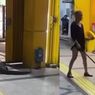 Viral Wanita Ajak Biawak Peliharaan Jalan-jalan di Tengah Kota