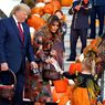Trump Rayakan Halloween di Gedung Putih, Ratusan Anak Antre Dapat Permen Presiden