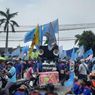 Ratusan Buruh Blokir Jalan Pantura Bekasi Tuntut PHK Massal Multistrada Dihentikan