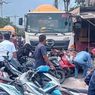 Sopir Oleng, Truk Molen Tabrak Motor-motor Parkir di Bekasi