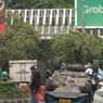 Kecelakaan Tunggal, Taksi Terguling di Jalan Ahmad Yani Bekasi Gegara Ban Pecah