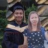 Bikin Haru, Pemuda Foto Bersama Replika Kardus Ibunya di Hari Wisuda