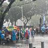 Demo Buruh di Patung Kuda Diguyur Hujan Deras, Massa Bertahan