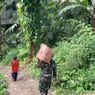 TNI Jalan Kaki Distribusikan Logistik Warga Terdampak Bencana di Tapteng