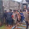 VIDEO: Jenazah Berbobot 200 Kg Dimakamkan dengan Bantuan Damkar
