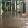 Hujan Deras Sepanjang Malam, Warga Kebon Pala Jakarta TImur Dievakuasi Pakai Perahu Karet