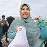 Ibu Ini Unboxing Paket Sembako dan Baju Gamis di Pasar Murah Pemerintah: Isinya Padat Banget!