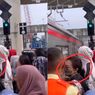 Viral Penumpang Paksa Masuk KRL Penuh di Manggarai, Tarik Topi Petugas Saat Dicegah