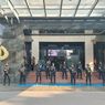 Personel Brimob Bersenjata Berjaga di Polda Metro Jelang Konferensi Pers Kasus Dugaan Korupsi