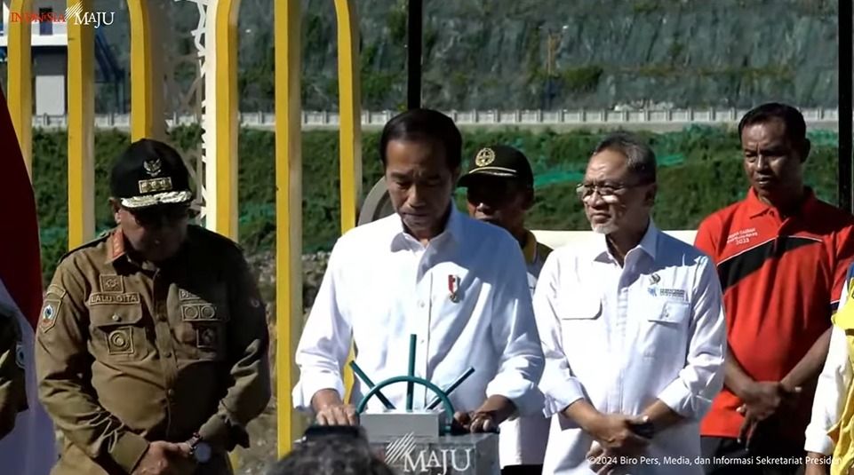 Presiden Jokowi meresmikan Bendungan Tiu Suntuk ditandai dengan pemutaran tuas roda pintu air  <b>(Youtube Sekretariat Presiden)</b>