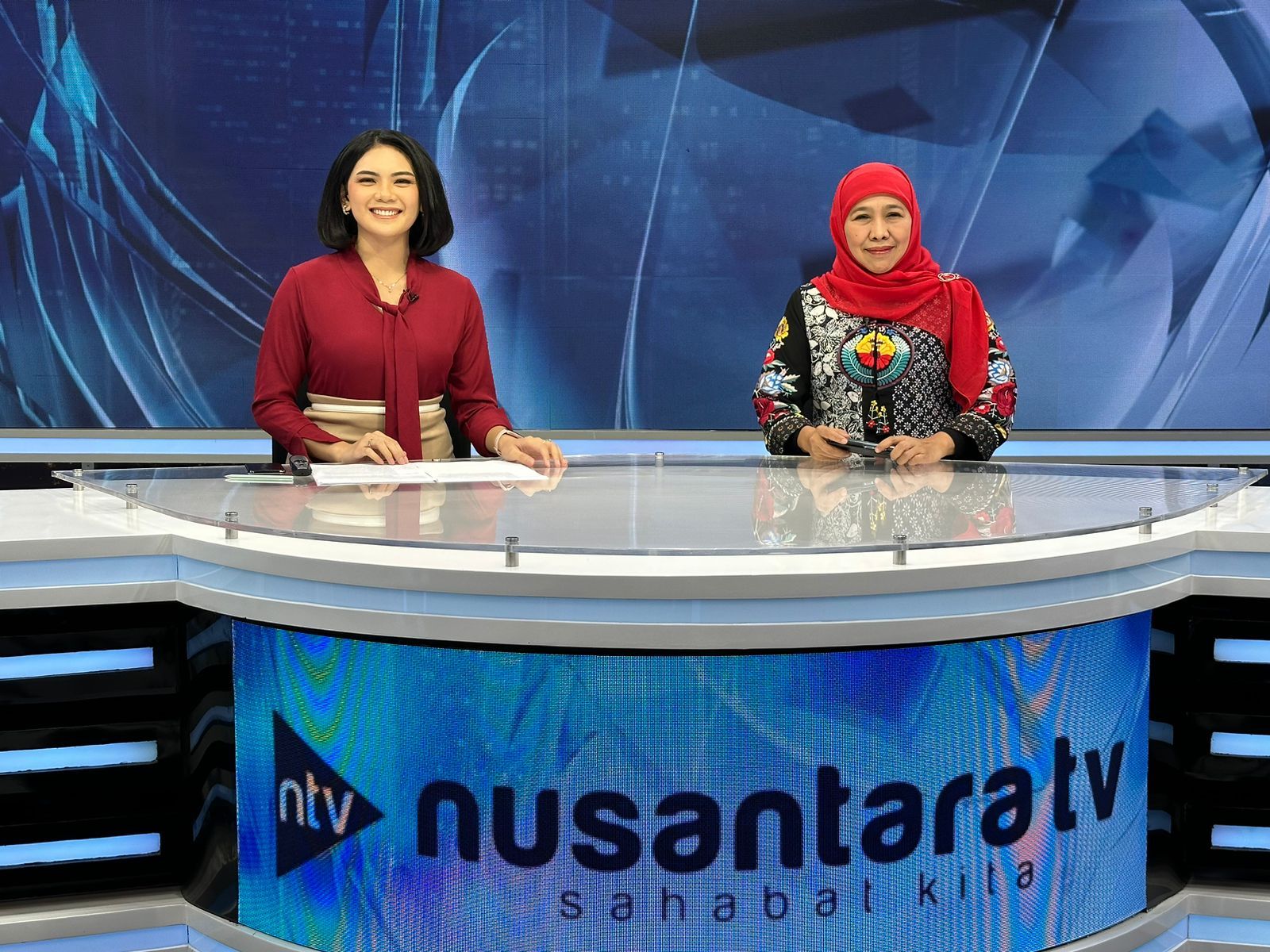 Mantan Gubernur Jatim Khofifah Indar Parawansa (kanan) saat berada di studio Nusantara TV (NTV), NT 